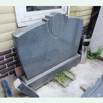 Памятник из серого гранита с медальоном по центру